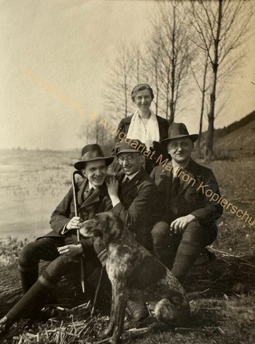 orig. Foto Hohensaaten Bad Freienwalde 1921 Herren Männer Hund Tier