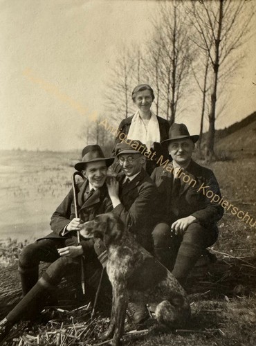 orig. Foto Hohensaaten Bad Freienwalde 1921 Herren Männer Hund Tier - Bild 1 von 3