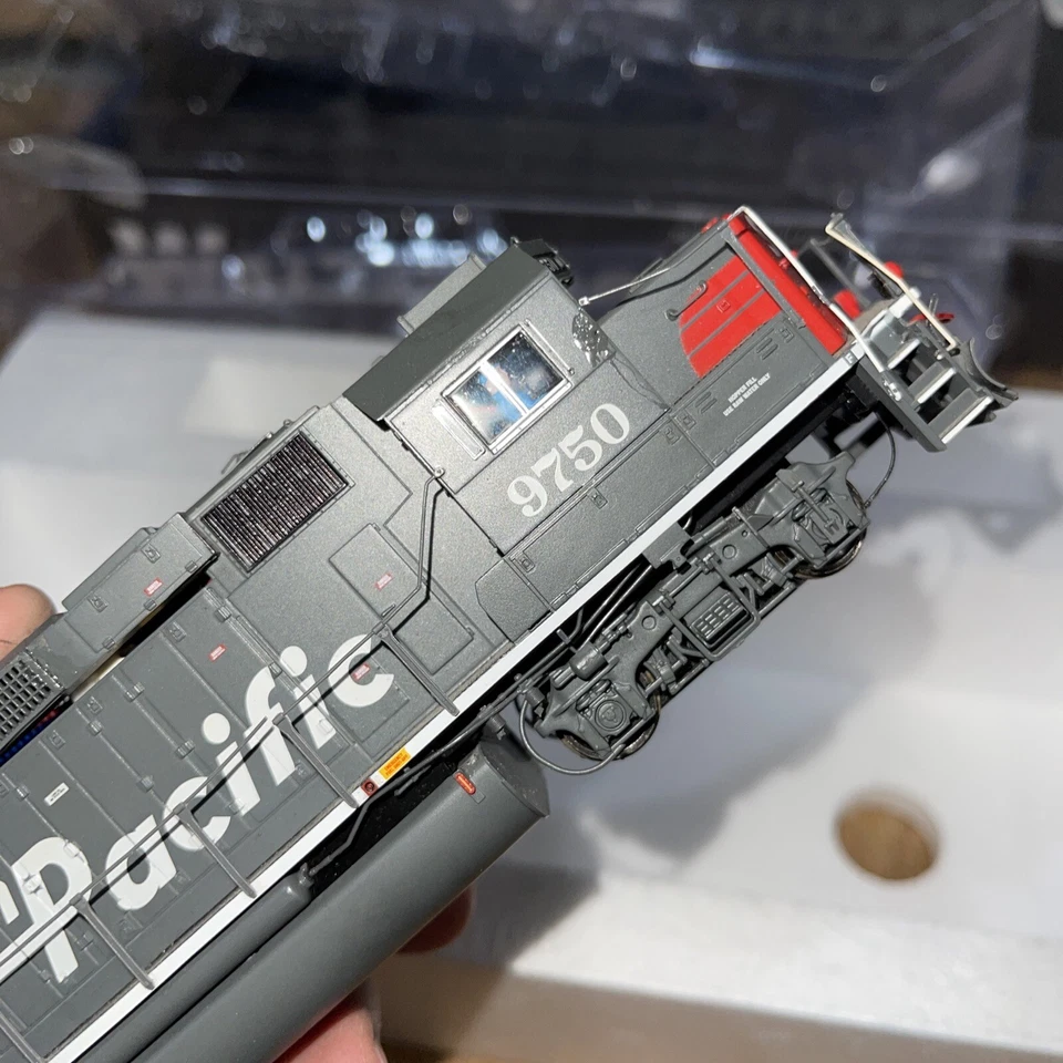 walthers proto Ho southern pacific 9750 DC/DCC Ready Locomotive  - Image 3 of 4