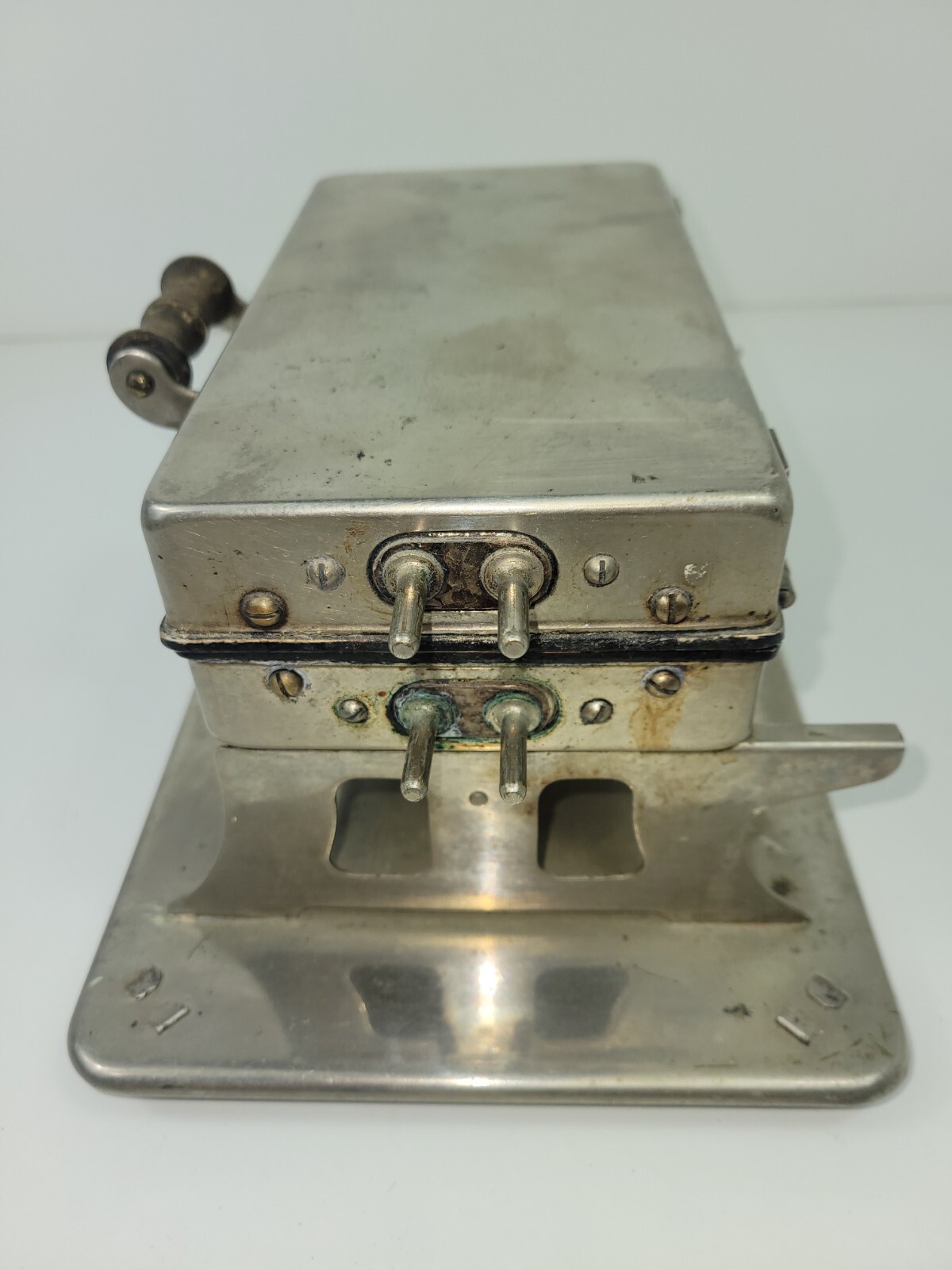 Vintage Universal Landers Frary and Clark Waffle Iron E930 w/ Cords