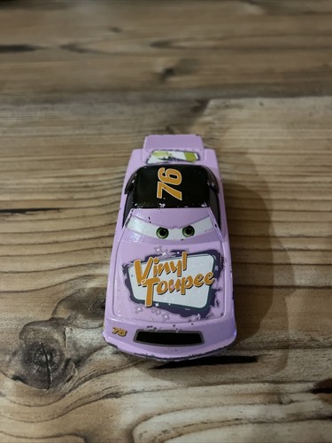 DISNEY PIXAR CARS AUTO 1:55 - VINYL TOUPEE 76 - Mit Reifenabschussrampe - Bild 5 von 10
