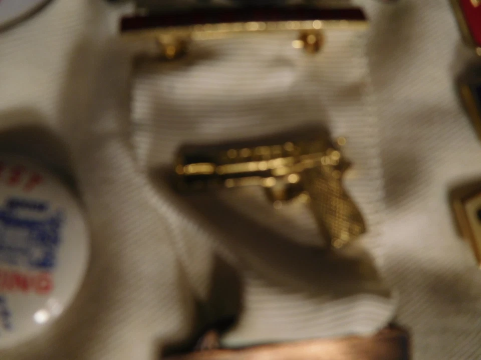 9 prendedores vintage incluidos. Medalla pistola de mano Colt en un fotógrafo Sous, sombrero FLA con muñeca Foto 3 de 4