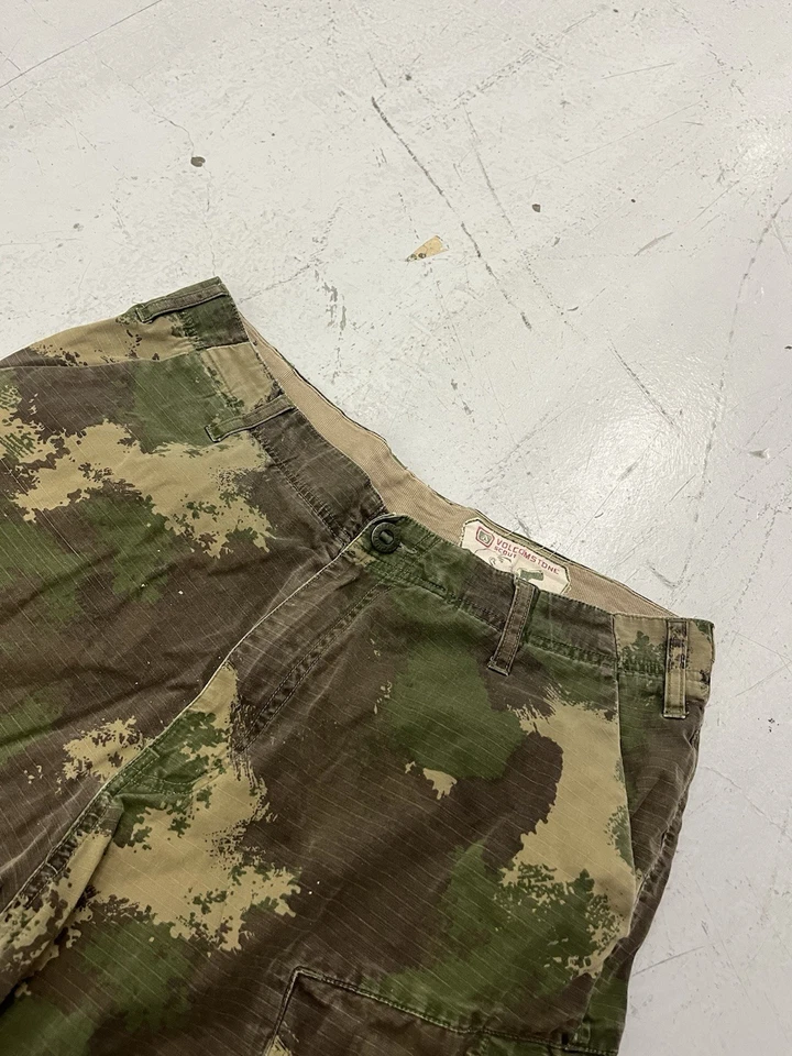 Vintage Volcom Scout Camo Ripstop Cargo Shorts 34 Y2K 11in Inseam Surf Beach - Image 2 of 4