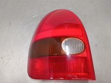 RÜCKLEUCHTE AUßEN LINKS / 109979 FÜR OPEL CORSA B S93 1.2 I F08, F68, M68