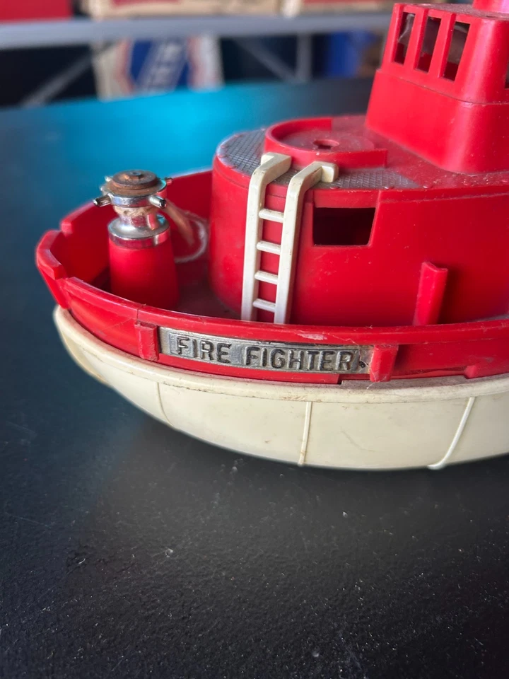 Vintage 1950 Ideal Fire Fighter Boat 16” Brinquedo – Navio Fireboat Vermelho e Creme - Imagem 4 de 4