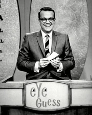 BILL CULLEN AS HOST OF NBC GAME SHOW "EYE GUESS" - 8X10 PUBLICITY PHOTO (DA-757)