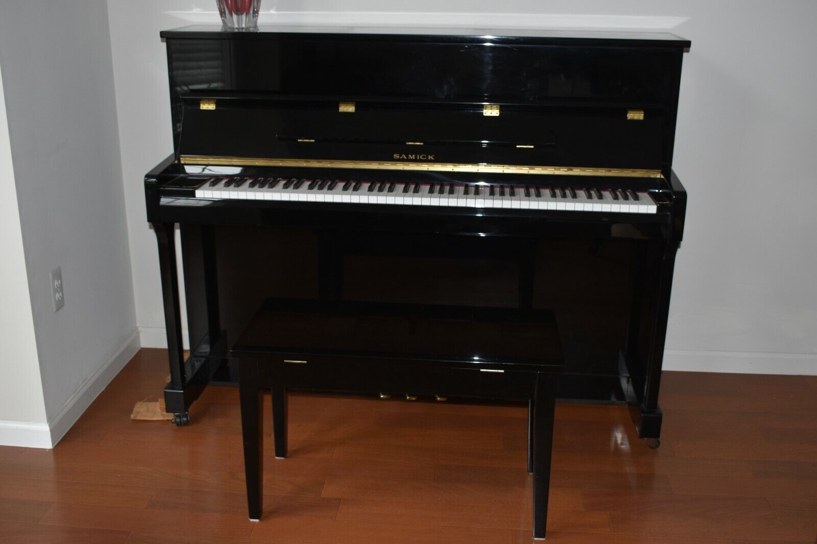 Usado Vertical Samick Piano JS115D com Sistema Silencioso Loja Nancy Cor  Branco Brilhante Acessórios Latão de Ouro Sistema silencioso GENIO Alpha  Óptica