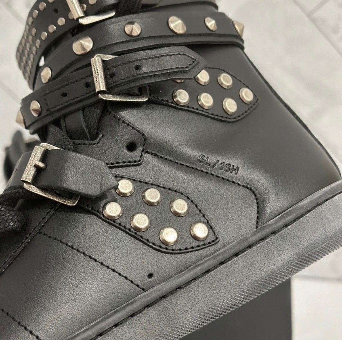 Sneakers alte SAINT LAURENT PARIS Saint Laurent in pelle nera con borchie