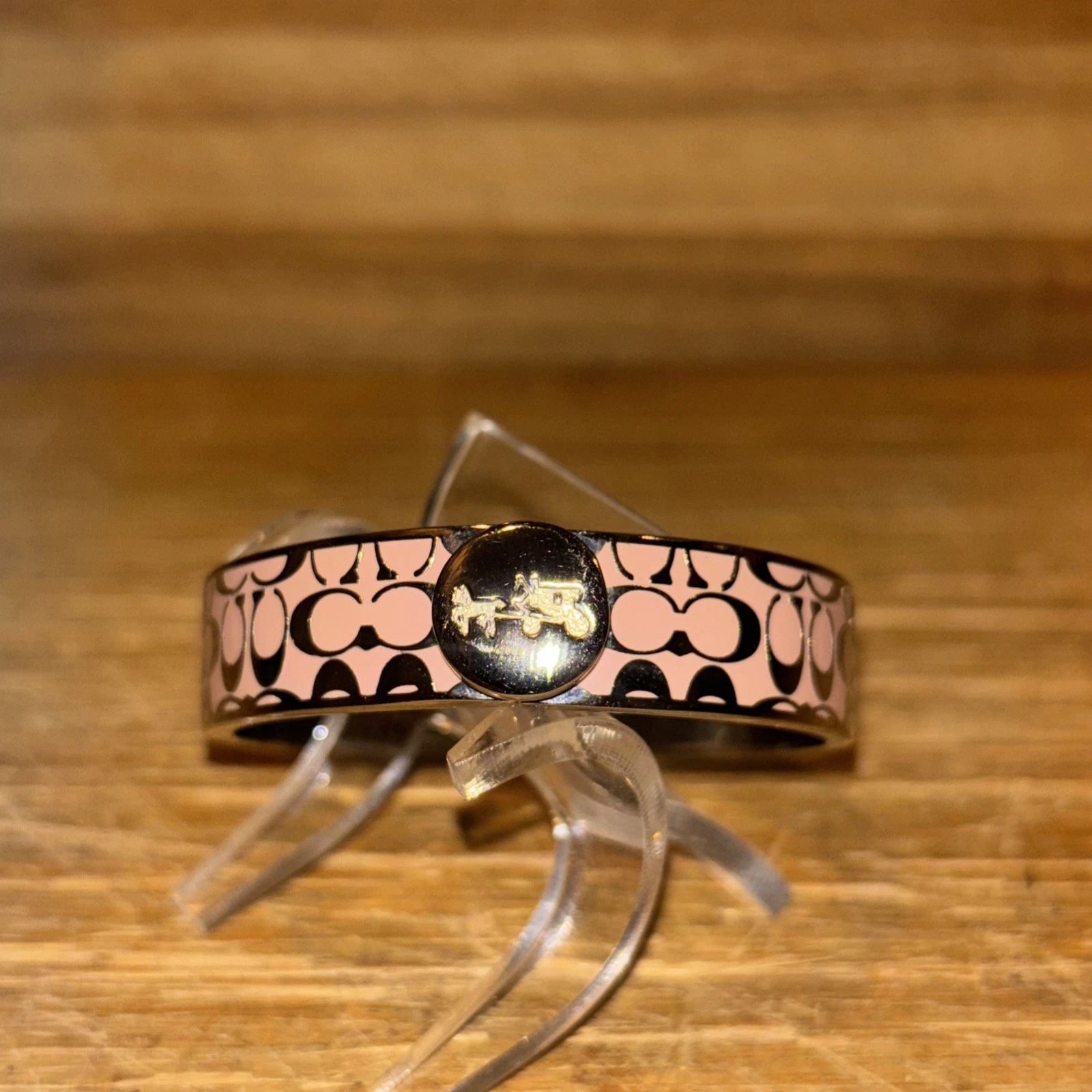 Bracciale Coach Rosa Smaltato Firma "C" Con Chiusura Bottone Cavallo E Carrozza