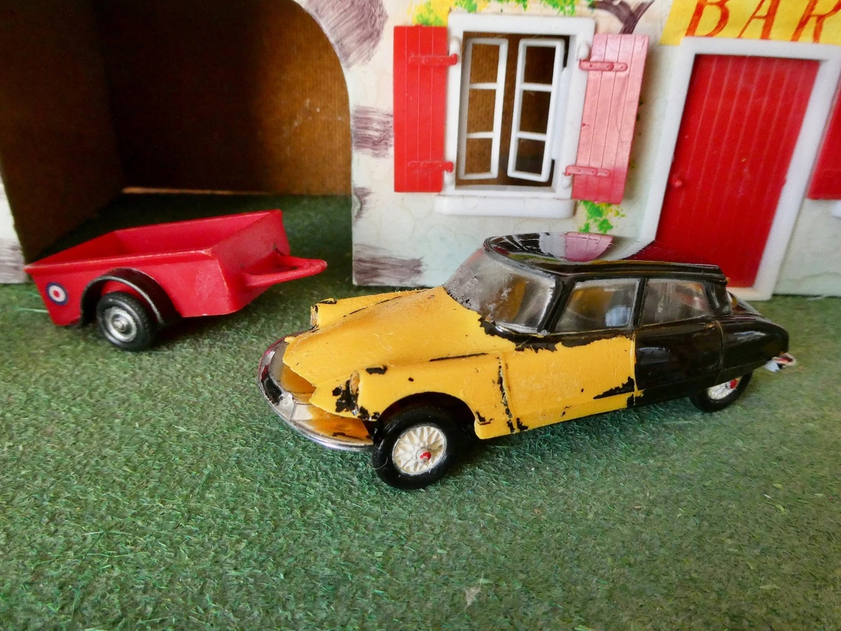 UNIVERSAL HOBBIES 1/43 CITROEN DS 19