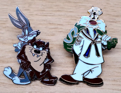 BUGS BUNNY/TAZ/SYLVESTER: x2 VINTAGE EMAILLE ABZEICHEN: WARNER BROTHERS CARTOONS!!!