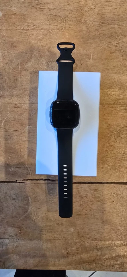 Google Fitbit Versa 4 – Smartwatch - Schwarz mit Silikonarmband in Schwarz... - Bild 2 von 4