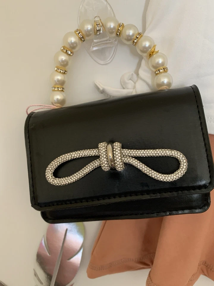 Conjunto de falda de 2 piezas DKNY para niñas pequeñas con bolso bandolera de cadena dorada (2T) Foto 4 de 4