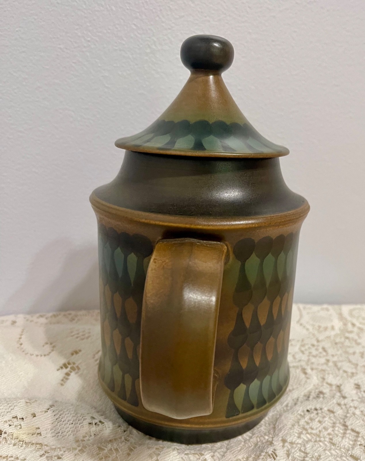 RARE! VINTAGE DISCONTINUED GOEBEL STONEWARE WALLIS PATTERN TEAPOT WITH LID