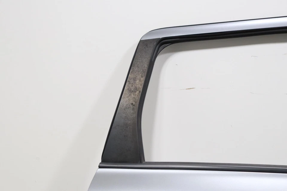 Mitsubishi Outlander 2020 puerta trasera derecha lado pasajero carcasa OEM gris_U17 Foto 2 de 4