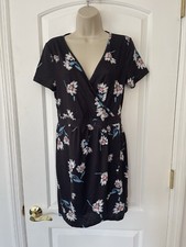 MsBasic Black M Floral Wrap Dress Split  Short Sleeve White Waisted Vneck