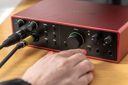 Focusrite SCARLETT 16I16 4G 4th Gen Audio Recording Interface+Studio Headphones - Picture 10 of 12