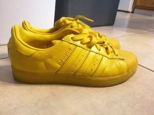 adidas amarillos superstar