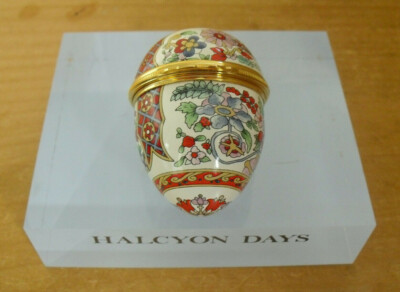 Halcyon Days stilisierte Blumen & Band eiförmige Emaille Box - 2 1/4'' (5,75 cm)