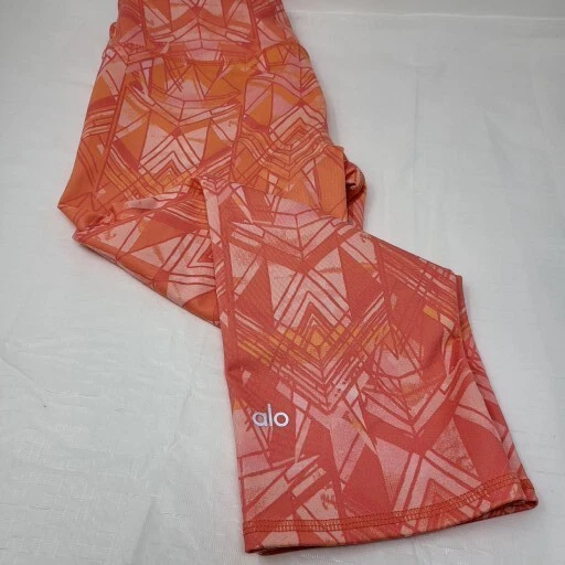 alo-yoga geometric capri cropped leggings