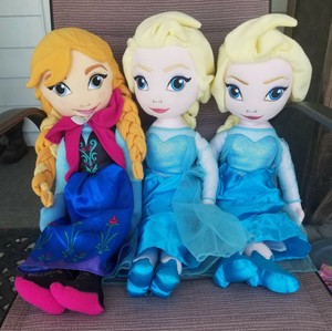 disney frozen singing anna plush