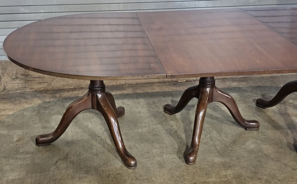 Mesa de comedor Kittinger Williamsburg caoba de tres pedestales CW 66 65 Foto 3 de 4