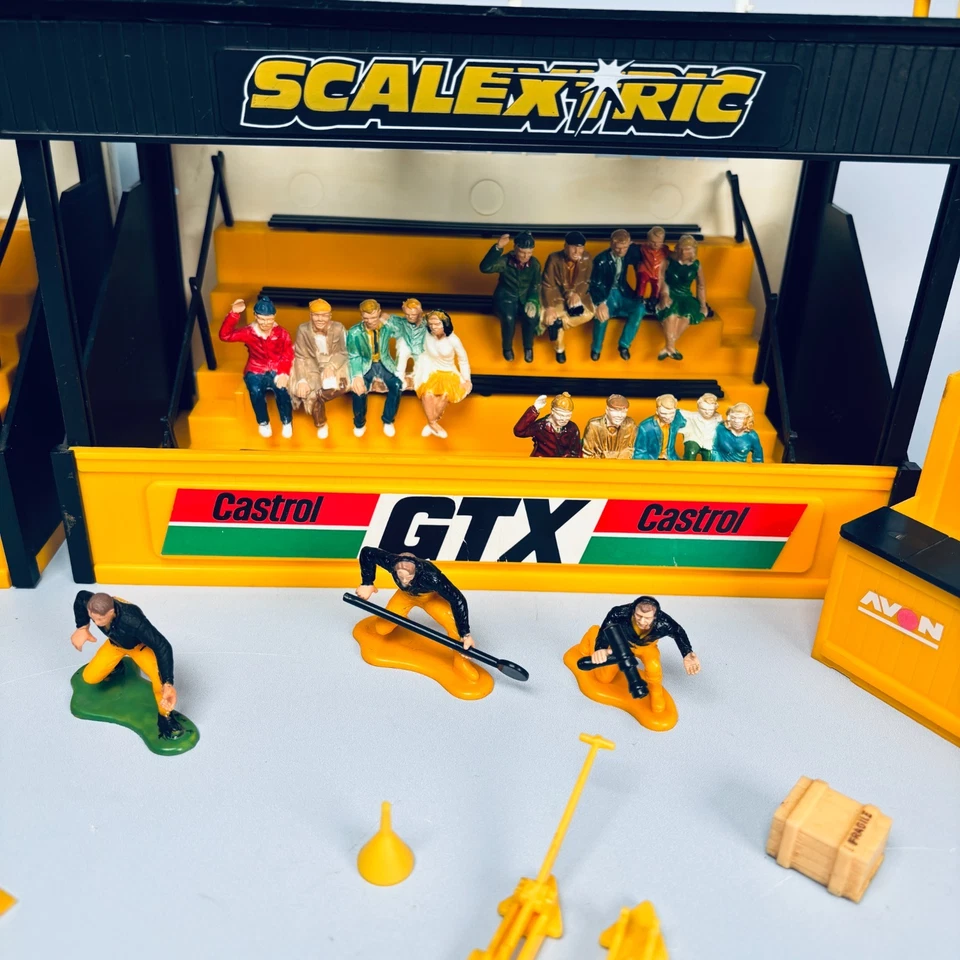 FIGURAS X2 FIGURAS VINTAGE SCALEXTRIC C705 TRIBUNA X2 C703 Y C639 PIT STOP EDIFICIOS - Imagen 2 de 4