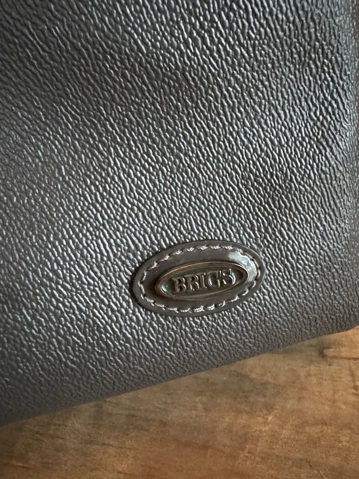 Cartera Brics de cuero gris con doble asa charol Turnlock de lujo Foto 2 de 4