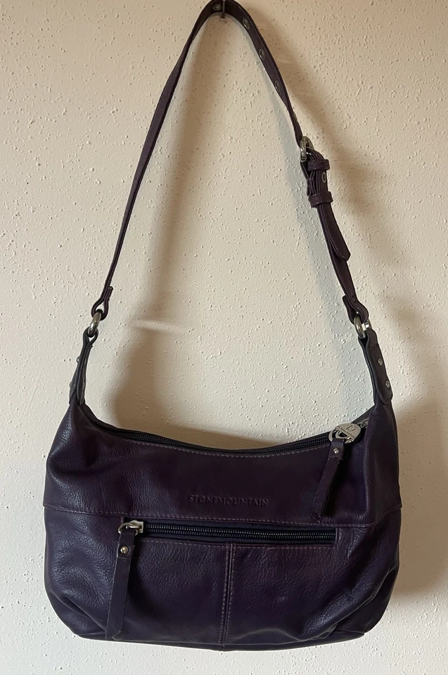 Bolso de Hombro Stone Mountain Retro Cuero Guijarro Púrpura Logo Plateado Herrajes Foto 2 de 4