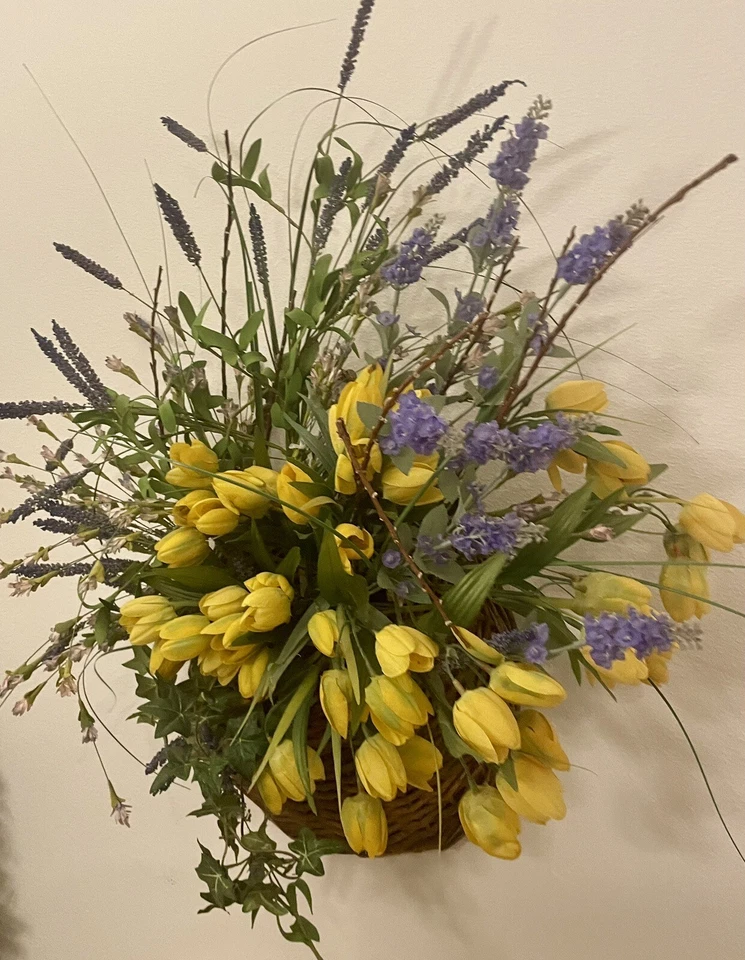 "Cesta de pared colgante de flores artificiales de lavanda y tulipanes amarillos hecha a mano 25""" Foto 2 de 4