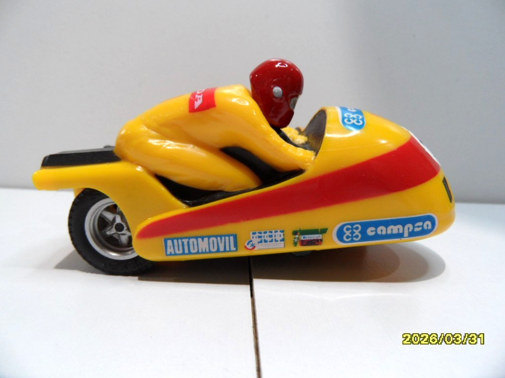 Triang SCALEXTRIC TYPHOON （黄色/赤ヘル） Scalextric Collector Guide - Item - Motorbike and Sidecar