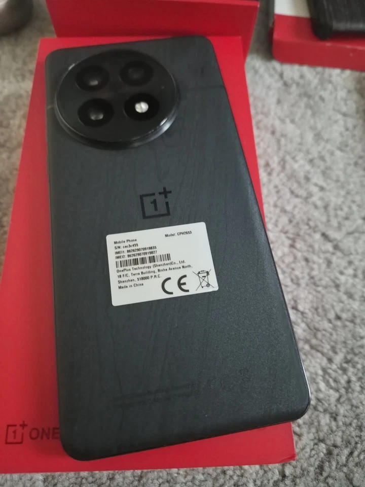 OnePlus 13 - 512GB - 16GB RAM - Black Eclipse - with OnePlus Buds Pro 3 + cases - Image 4 of 4