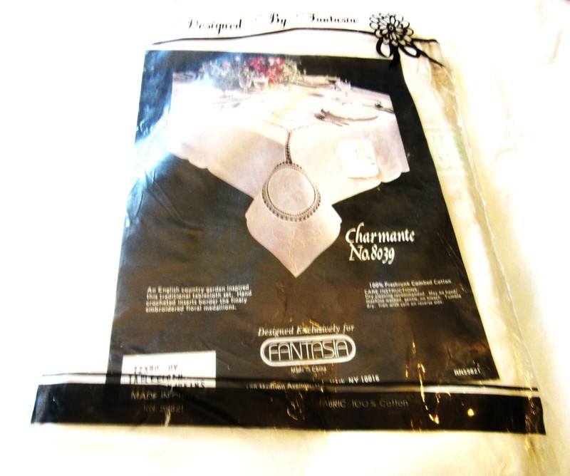 Fantasia 72" x 90" Table Cover and 8 Napkins.
