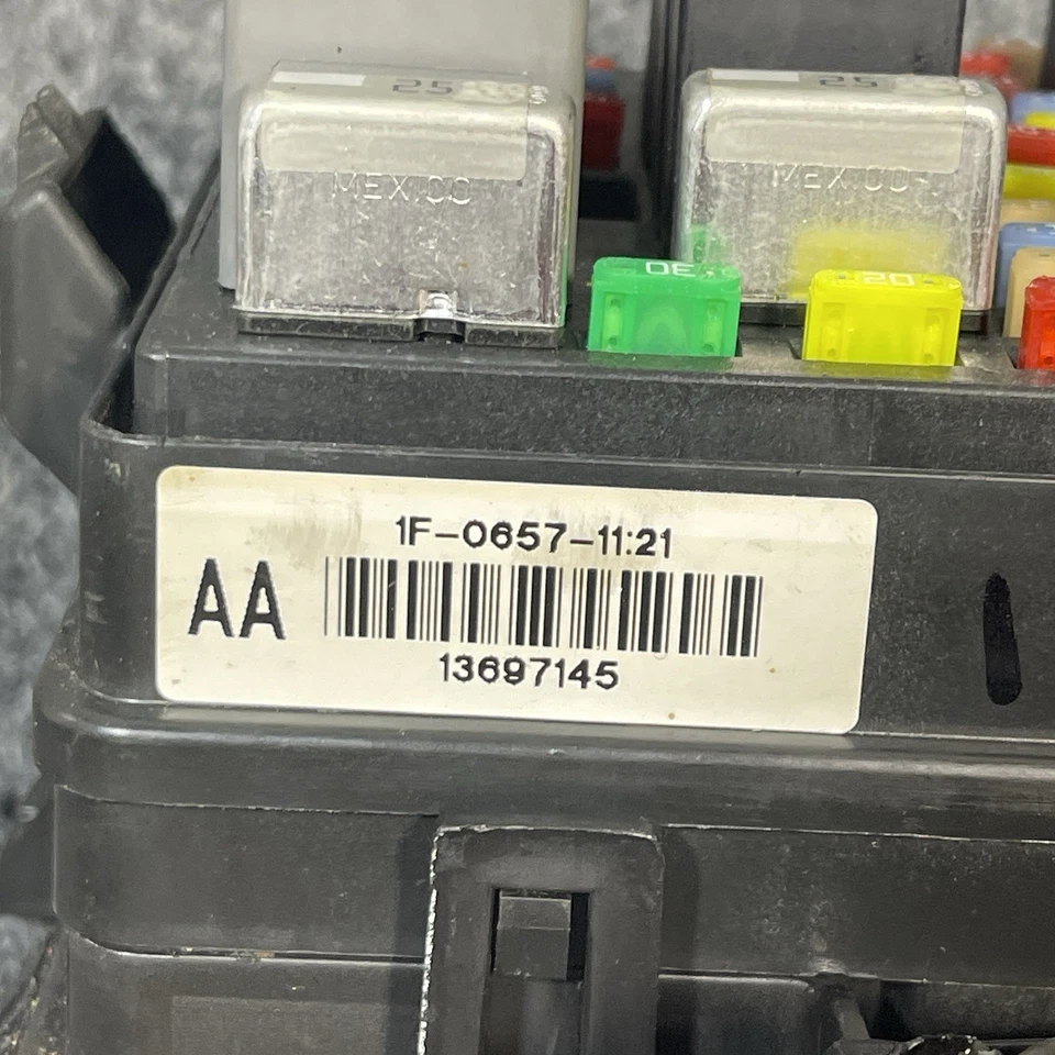 Buick Lucerne Cadillac DTS 2008-2011 caja de fusibles trasera debajo del asiento 13697145 Foto 4 de 4