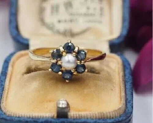 Anillo de San Valentín enchapado en oro amarillo de 14 k creado en laboratorio con perlas y zafiros azules de 2,30 quilates Foto 2 de 4