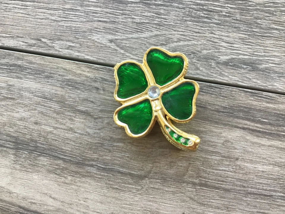NUEVA CAJA TRÉBOL JOYA DORADA Y VERDE CIERRE MAGNÉTICO NOTRE DAME IRLANDESA - ¡REGALO! Foto 2 de 4
