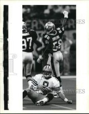 1991 Press Photo New Orleans Saints Linebacker Pat Swilling celebrates in game