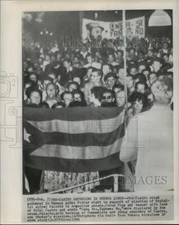 1961 Press Photo Pro Castro Crowd with Banners in Buenos Aires - noa49996