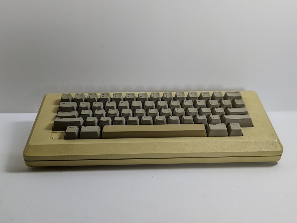 1985 Apple Macintosh 512k M0001W with Keyboard M0110 vintage 1985 Apple Macintosh 512k M0001W with Keyboard M0110 vintage