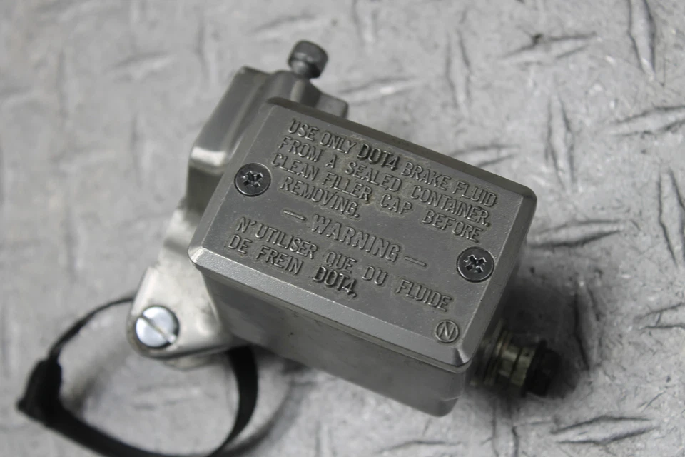 Suzuki Marauder 1600 VZ1600 E3 2004 cilindro maestro de freno delantero Foto 2 de 4