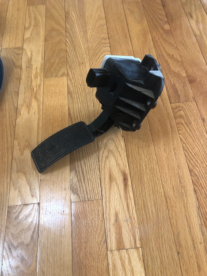 2005 Ford F-350 Gas Petal - Image 2 of 4