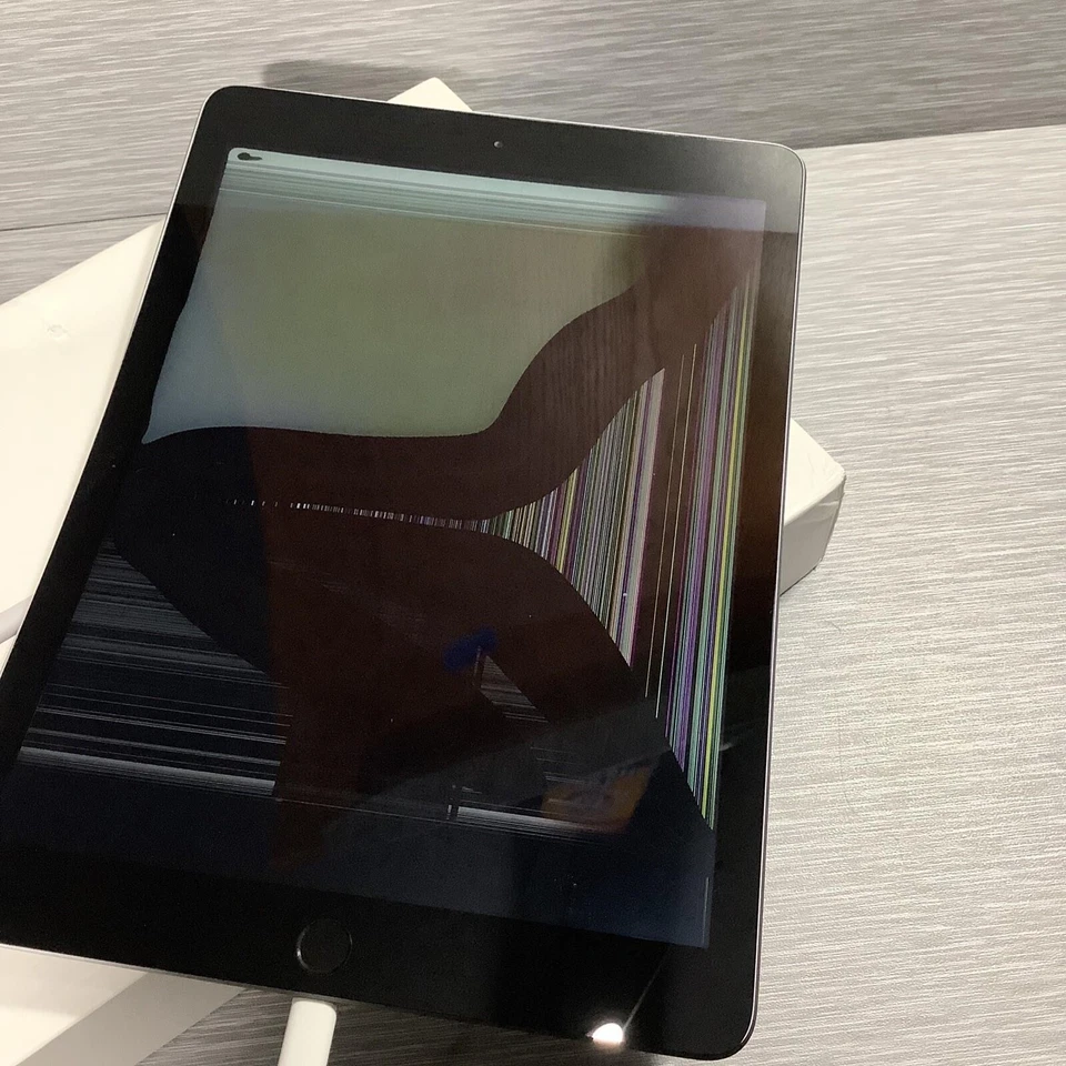 Apple iPad 5ta Generación A1822 9.7" 32GB Wi-Fi - GRIS ESPACIAL (LEER) Foto 2 de 4
