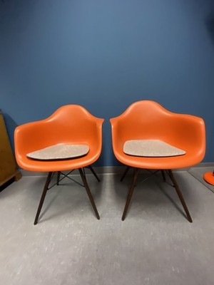 2 o. 4 DAW EAMES Poppy Red mit Nussbaum Holzfüßen. 500  / Stuhl. 50  / Auflage