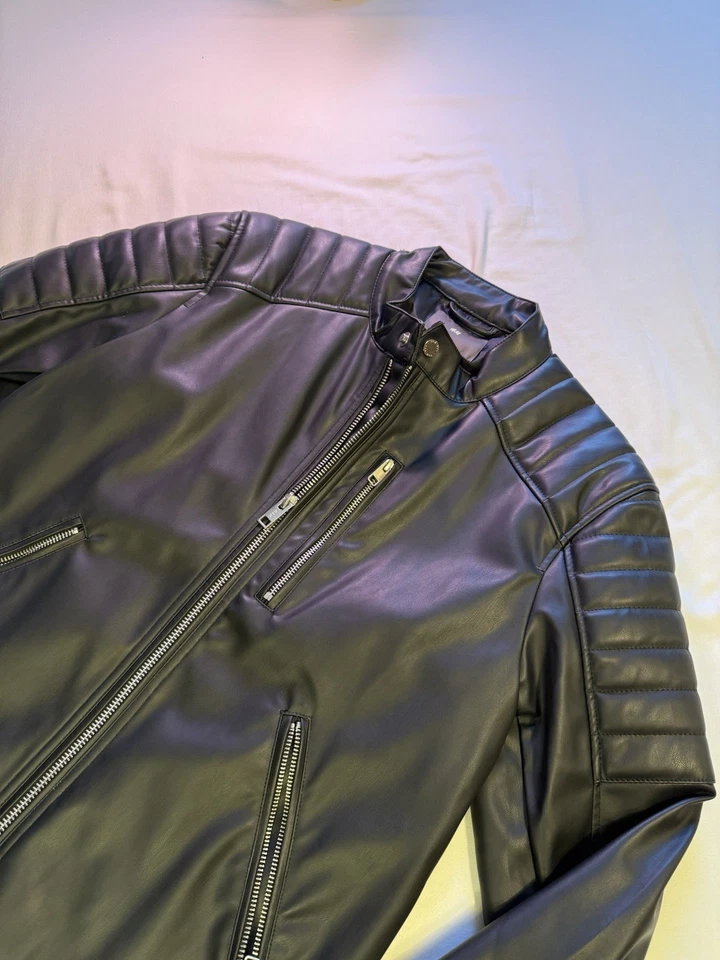 Chaqueta de moto de cuero sintético para hombre H&M negra talla mediana cremallera estilo motociclista Foto 2 de 4