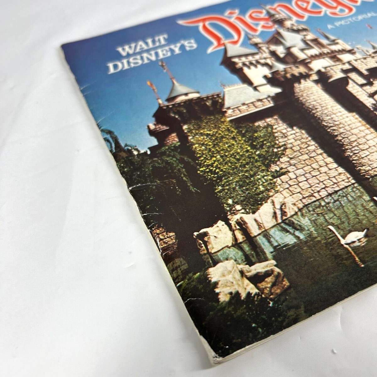 Vintage 1976 Walt Disney's Disneyland A Pictorial Souvenir Booklet