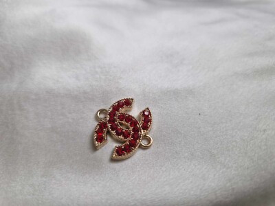 Ein Chanel Rote Kristalle Flach Knopf Stecker Charm