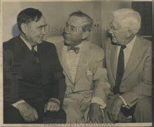 1952 Press Photo Joe Martin conferring with his friends - hcb21136