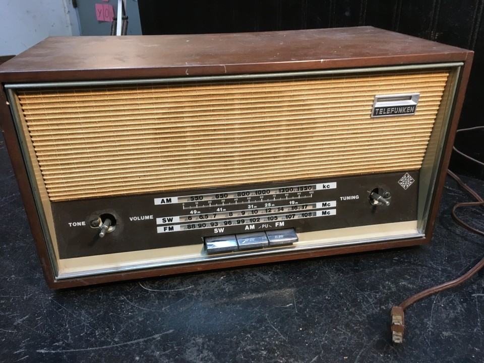 Vintage Telefunken Jubilate model 105 Shortwave, AM/FM Table Radio