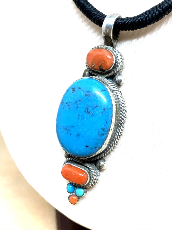 GRANDE CIONDOLO TIBETANO IN ARGENTO 925 CON TURCHESE E CORALLO NATURALE - Immagine 3 di 4