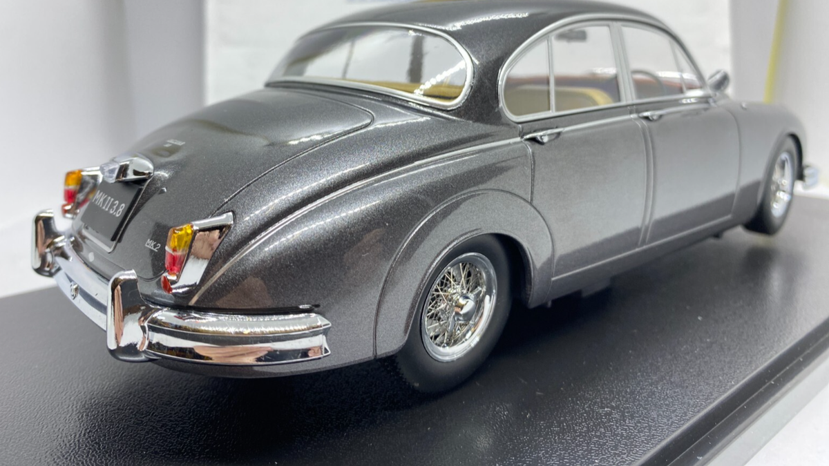 Jaguar MK II 3,8 RHD Gris foncé de 1959 au 1/18 de KK-Scale